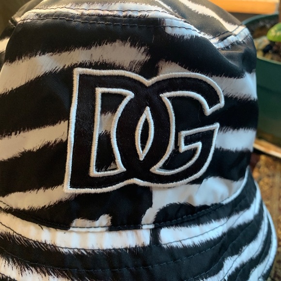 Authentic DOLCE & GABBANA ZEBRA PRINT DG LOGO BUCKET HAT - Picture 6 of 14